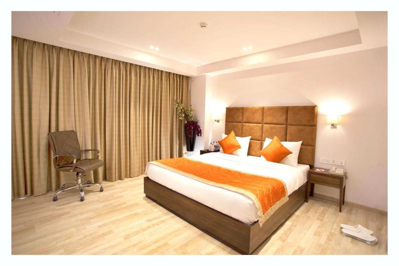 Hotel Hampi International Hospet Zewnętrze zdjęcie