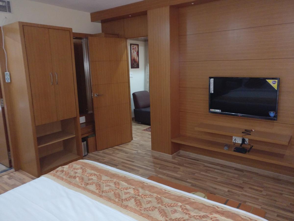 Hotel Hampi International Hospet Zewnętrze zdjęcie