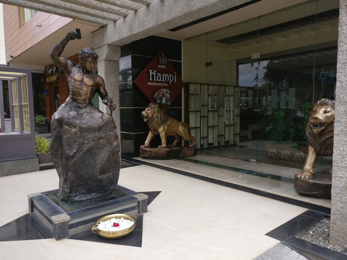 Hotel Hampi International Hospet Zewnętrze zdjęcie